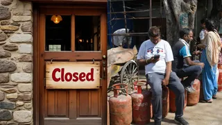 झंडेवालान स्थित गैस एजेंसी के बाहर घरेलू गैस सिलिंडर लेने के लिए कतार में लगे लोग। हरीश कुमार