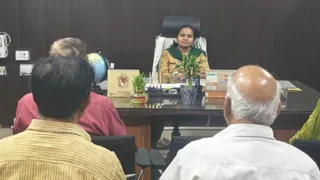 लोक अदालत के संबंध में बैठक करतीं जिला विधिक सेवा प्राधिकरण की सचिव विनीता सिंह।