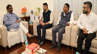 सीएम हेमंत सोरेन से कांके रोड रांची स्थित मुख्यमंत्री आवासीय कार्यालय में असम जातीय परिषद (AJP) के अध्यक्ष लूरिनज्योति गोगोई ने शिष्टाचार मुलाकात की।