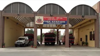 दिल्ली फायर ब्रिगेड को आग लगने की रोज 44 शिकायतें मिल रहीं। जागरण