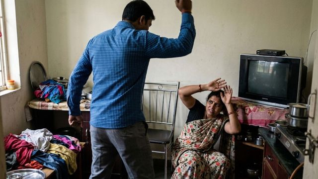 देवरिया में गैस सिलिंडर के लिए घरेलू कलह, पति ने पत्नी को पीटा
