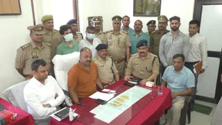 राजधानी एक्सप्रेस से वाराणसी में दो सोना तस्कर गिरफ्तार, 19 सोने के बिस्किट बरामद।