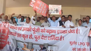 झारखंड विधानसभा में गैस सिलिंडर संकट पर हंगामा।