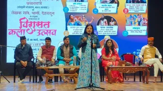 विरासत कला उत्सव में हुए कवि सम्मेलन में देशभक्ति कविता की प्रस्तुति देती डा. ऋतू सिंह जागरण