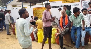 रसोई गैस एजेंसियों के शोरूम पर केवाइसी और गोदाम पर सिलिंडर के लिए लग रही लाइन। जागरण