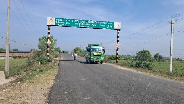 जम्मू-कश्मीर: ओल्ड सांबा-कठुआ मार्ग पर बस सेवा घटी, सीमावर्ती गांवों में बढ़ा रोष, लोगों ने उठाई बसें बढ़ाने की मांग
