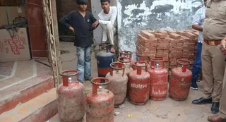 छापेमारी के दौरान बरामद किए गए सिलिंडर। जागरण