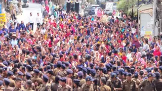 आगनबाड़ी कार्यकर्ताओं का सीएम आवास कूच। जागरण