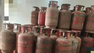 अररिया में एक घर से 261 सिलेंडर बरामद। फोटो जागरण