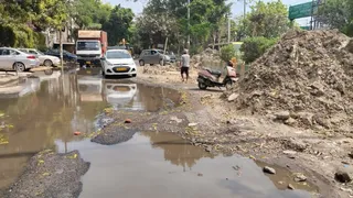 इंदिरापुरम के न्याय खंड एक की सुपरटेक आइकन सोसायटी के सामने सड़क पर भरा नाले का पानी व पड़ा मलबा। जागरण