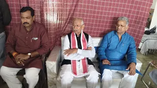 सारीपट्टी स्थित मनींद्र सिंह के आवास पर प्रेस से बात करते सांसद जनार्दन सिंह सिग्रीवाल । जागरण