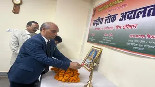 Rashtriya Lok Adalat प्रयागराज के कचहरी में राष्ट्रीय लोक अदालत का दीप प्रज्ज्वलित कर शुभारंभ करते जनपद न्यायाधीश सत्यप्रकाश त्रिपाठी। जागरण