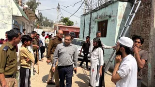 कलियर के बेडपुर गांव में कार्रवाई के दौरान सीढ़ी लगाकर मकान की छत पर चढ़ते कर्मचारी। जागरण