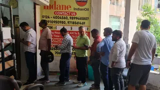 गुरुग्राम में लोगाें को गैस एजेंसी में आकर बुकिंग करानी पड़ रही है। फोटो: संजय गुलाटी