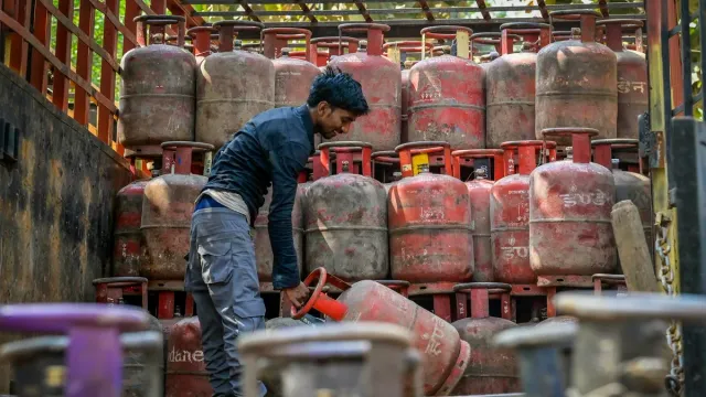 जौनपुर में तीन CSC केंद्रों से 82 गैस सिलिंडर बरामद, डीएसओ की छापेमारी से अफरातफरी
