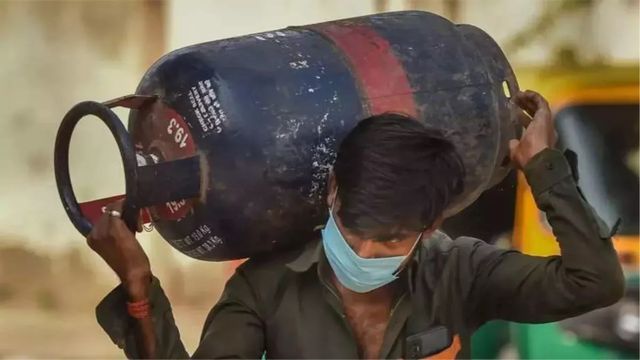 Gas Cylinder की कमी के बीच निर्बाध चलेगी सीता रसोई, 200 कमर्शियल सिलिंडर की खेप पहुंची

