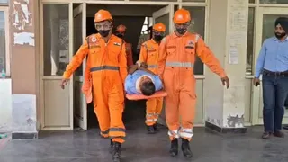मॉक ड्रिल के दौरान घायल को स्ट्रेचर पर लेकर आती हुई एनडीआरएफ की टीम। जागरण