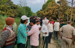 गांव फरीदाबांगर में घटनास्थल पर ग्रामीणों से जानकारी लेते थाना प्रभारी और घटनास्थल पर एकत्र ग्रामीणों की भीड़। सौ. पुलिस
