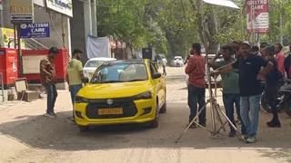 प्रयागराज के सिविल लाइंस स्थित धोबीघाट के पास रविवार को फिल्म 'अर्जुन बेवकूफ' फिल्म की शूटिंग देखने जुटी भीड़। जागरण