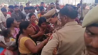 सामूहिक विवाह समारोह में ग्राम पंचायत अधिकारी समेत पांच महिलाओं के जेवर चोरी।