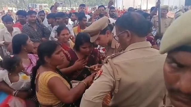 सामूहिक विवाह समारोह में ग्राम पंचायत अधिकारी समेत पांच महिलाओं के जेवर चोरी, तीन लोगों से पूछताछ
