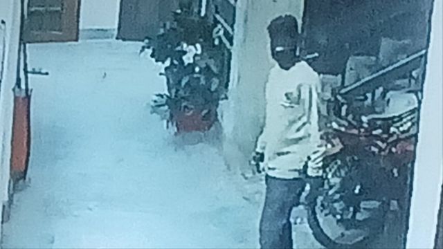 छह आवासों का ताला तोड़कर लाखों के आभूषण की चोरी, रिवाल्वर उठा ले गए चोर
