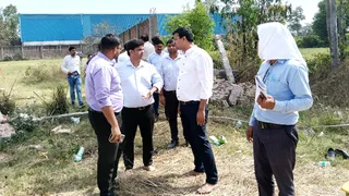 पैमाइश के दौरान तहसील प्रशासन की टीम