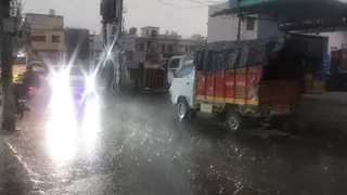 देहरादून में मौसम ने रविवार को अपना मिजाज बदला। शाम को तेज हवाओं के साथ बारिश हुई। पटेलनगर क्षेत्र में बारिश के दौरान गुजरता वाहन।