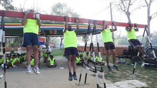 भर्ती रैली के दौरान शारीरिक दक्षता परीक्षण में भाग लेते उम्मीदवार।
