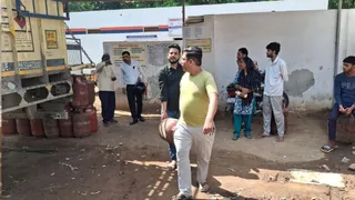 राजनगर में गैस एजेंसी के बाहर आज लाइन नहीं है, कल यहां पर लाइन थी। फोटो- जागरण