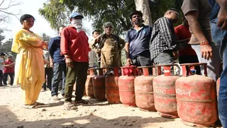 प्रयागराज में सिविल लाइन पत्थर गिरिजा घर के निकट गैस सिलिंडर लेने वालों की लगी लाइन। जागरण