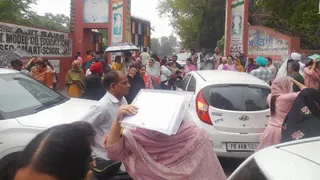 परीक्षा देने के लिए पहुंचे विद्यार्थी।