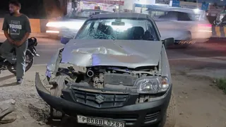 जंडू सिंघा में रिफ्लेक्टर रहित ट्रैक्टर-ट्राली से टकराई कार।