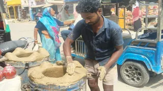 मौलागज मे भट्टी चूल्हा तैयार करते कारीगर। जागरण