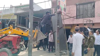 रुड़की-लक्सर मार्ग से अतिक्रमण हटवाती तहसील प्रशासन व नगर पंचायत की संयुक्त टीम l जागरण
