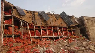 Liquid Storage Collapse हाथरस के मौसम में बड़ा बदलाव: बिजली गिरने से कोल्ड स्टोरेज की दीवार ...