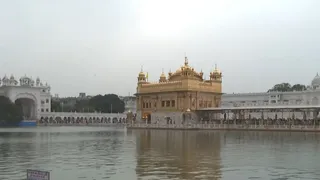 अमृतसर में छाए बादलों के बीच श्री हरिमंदिर साहिब का मनमोहक दृश्य।