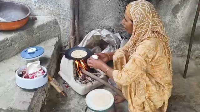 पठानकोट में दिख रहा अमेरिका-इजरायल-ईरान तनाव का असर; रसोई गैस की किल्लत से परेशान लोग जला रहे चूल्हा
