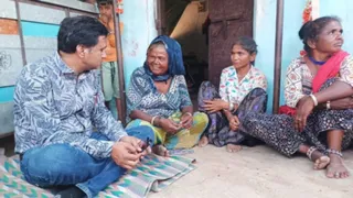 मोनालिसा के परिजन से चर्चा करते डायरेक्टर सनोज मिश्रा।