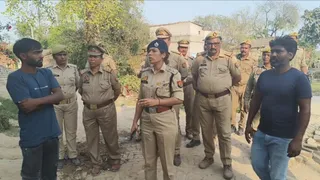 घटनास्थल पर जानकारी लेंती पुलिस अधीक्षक चारू निगम। जागरण
