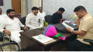 हथौड़ा गांव में विकास कार्य के लिए सूर्यकुमार यादव के चाचा विनोद यादव ने ज्वाइंट मजिस्ट्रेट से मिले।