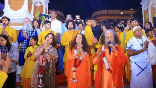 परमार्थ निकेतन में गंगा आरती में मौजूद सिने अभिनेत्री भूमि पेडनेकर साथ में स्वामी चिदानन्द सरस्वती, साध्वी भगवती व अन्य। आश्रम