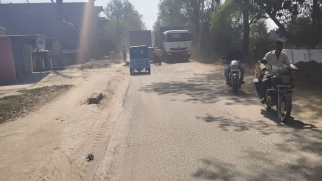 46 सालों से मोहनपुर-बाराचट्टी सड़क का नहीं हुआ चौड़ीकरण, भारी वाहनों के कारण हो चुकी जर्जर
