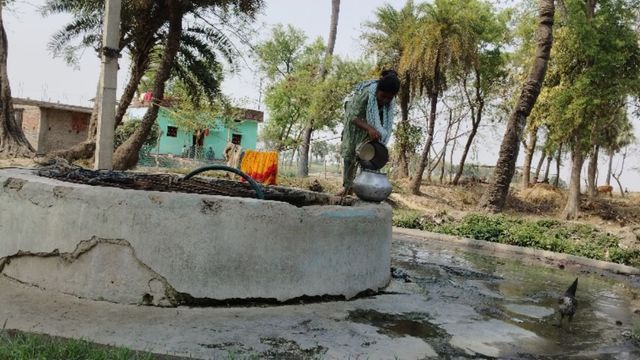गया के शेरघाटी में गहराया जल संकट: नल जल योजना विफल, ग्रामीण कुएं के पानी पर निर्भर
