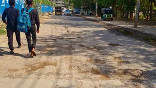 सेक्टर 45 में कुछ दिनों पहले बनी सड़क हुई खस्ताहाल। जागरण