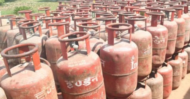 Kanpur में LPG किल्लत, गैस एजेंसी में हंगामा,गोदाम बंद कर भागे कर्मचारी
