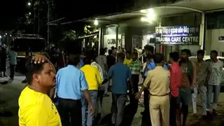 कटक के एससीबी मेडिकल कॉलेज अस्पताल में लगी आग। (जागरण)