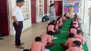 प्रयागराज में बहादुरपुर ब्लाक के कंपोजिट विद्यालय असरावखुर्द में वार्षिक परीक्षा देते विद्यार्थी। सौजन्य : स्कूल