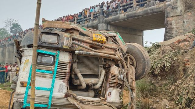समस्तीपुर में गुदारघाट पुल पर ट्रक-टेम्पू की टक्कर: एक की मौत, तीन घायल
