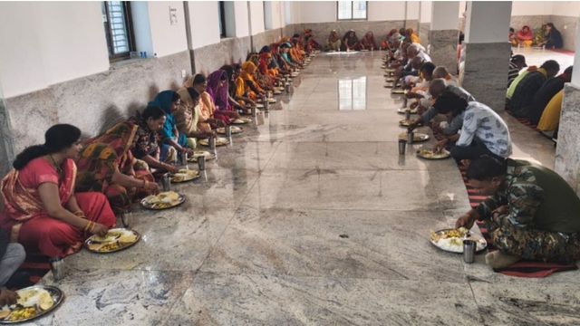 गैस की किल्लत के बावजूद पुनौराधाम मंदिर में जारी है सीता रसोई, लकड़ी के चूल्हे पर बन रहा प्रसाद